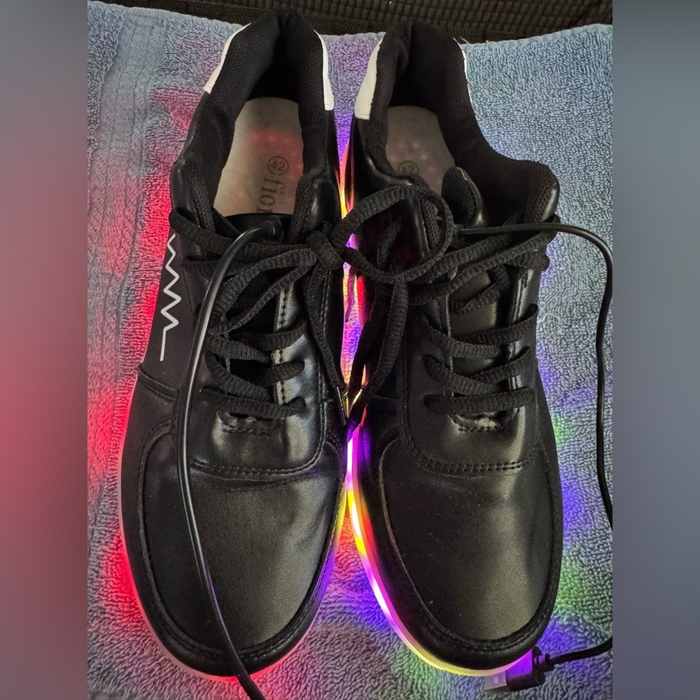 Fiorenzi LED Light-Up Sneakers with Charger - Picture 4 of 8